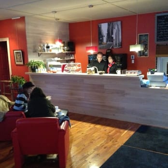 Le comptoir et son mur rouge